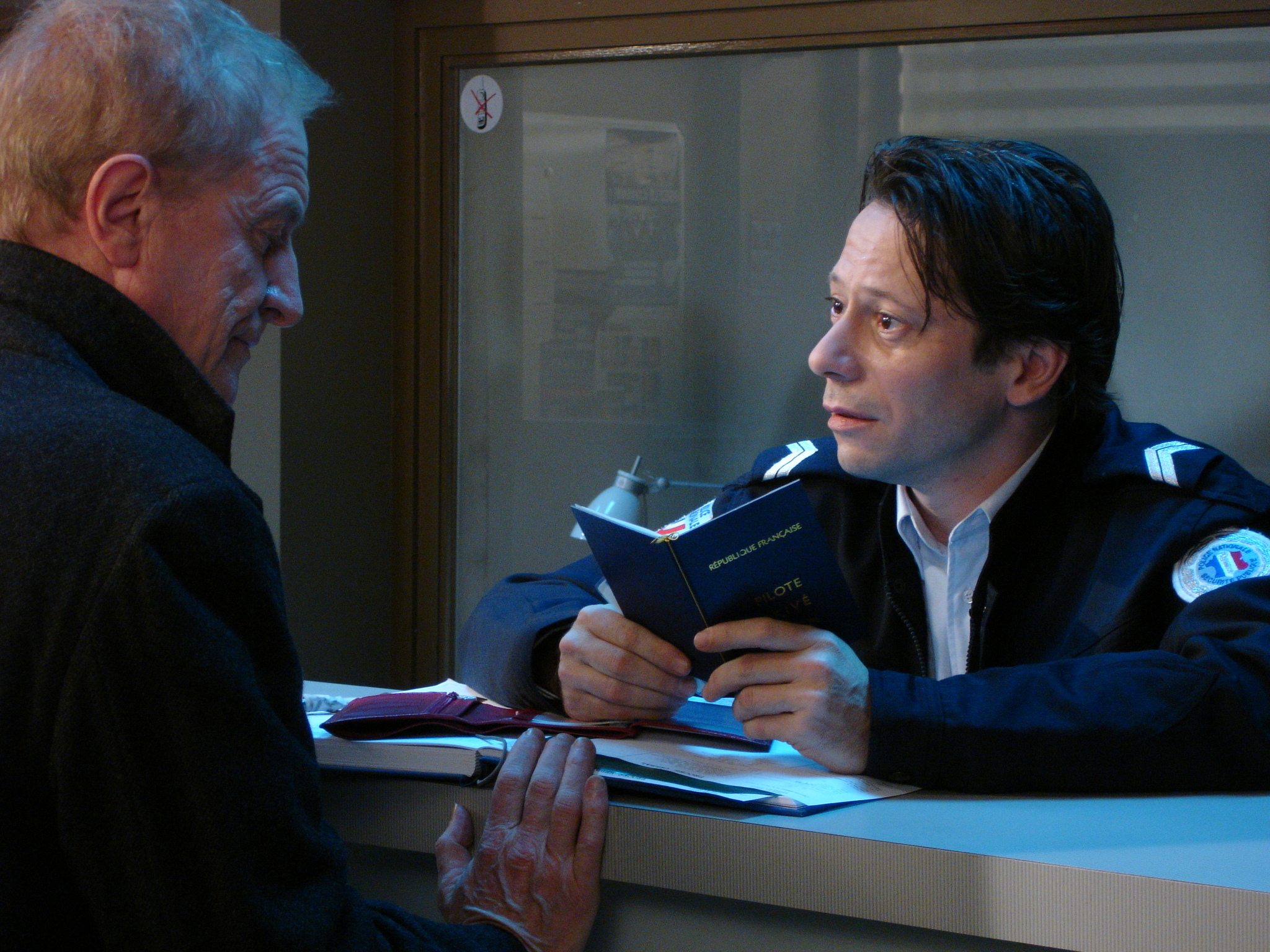 Still of Mathieu Amalric and André Dussollier in Les herbes folles (2009)