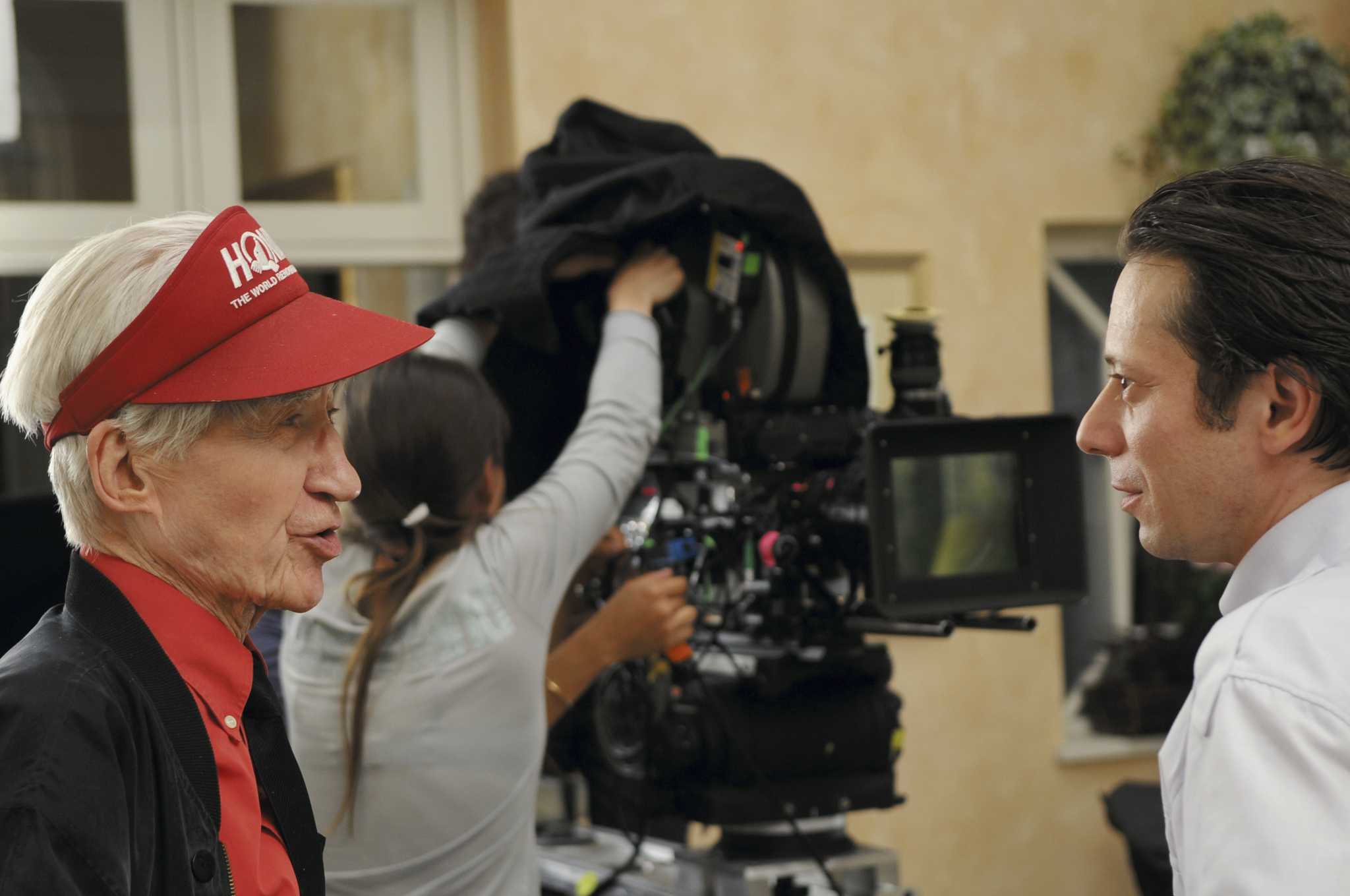 Still of Mathieu Amalric and Alain Resnais in Les herbes folles (2009)