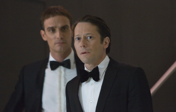 Still of Mathieu Amalric and Anatole Taubman in Paguodos kvantas (2008)