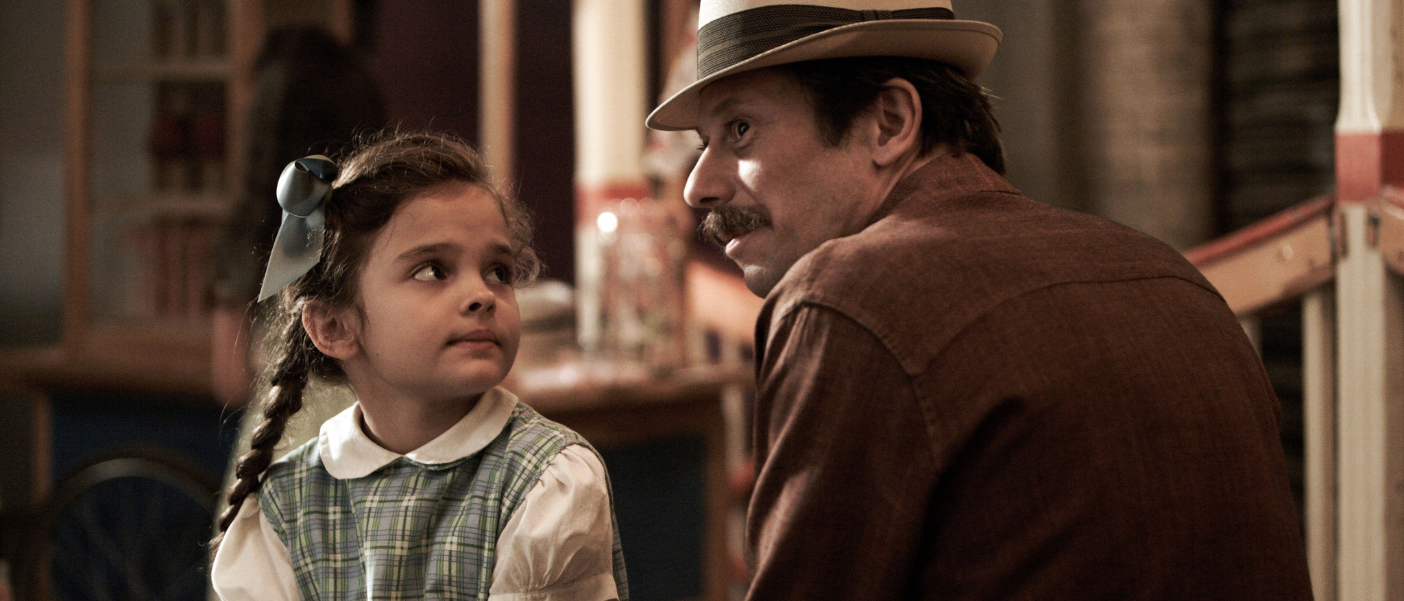 Still of Mathieu Amalric and Enna Balland in Poulet aux prunes (2011)