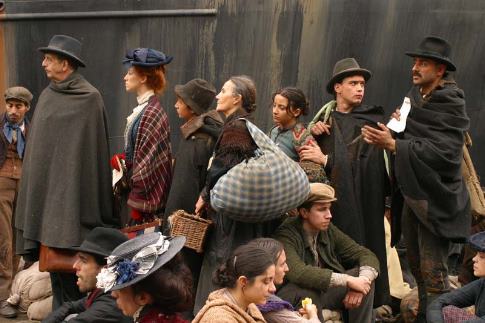 Still of Charlotte Gainsbourg, Vincenzo Amato, Aurora Quattrocchi, Filippo Pucillo, Francesco Casisa and Federica De Cola in Nuovomondo (2006)