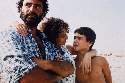 Still of Valeria Golino, Vincenzo Amato and Francesco Casisa in Respiro (2002)