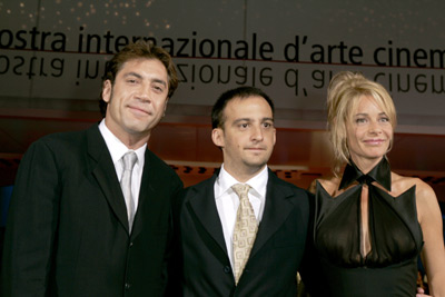 Javier Bardem, Alejandro Amenábar and Belén Rueda at event of Mar adentro (2004)