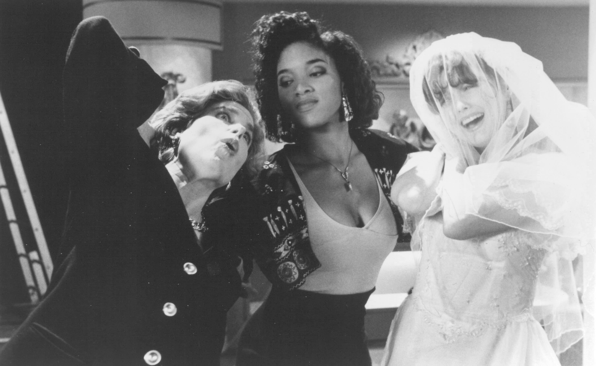 Still of Lisa Arrindell Anderson and Julia Campbell in Livin' Large! (1991)