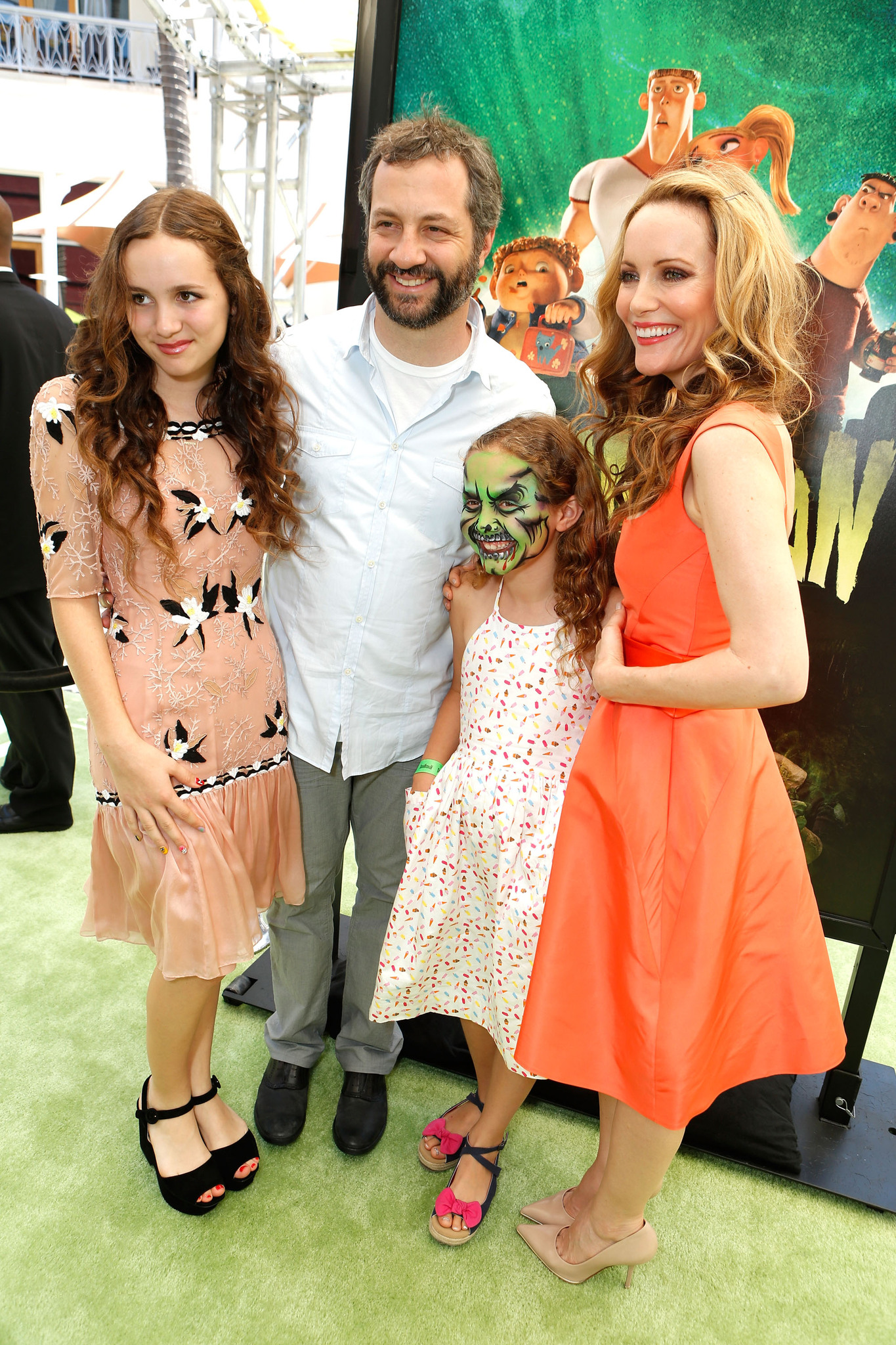 Leslie Mann, Judd Apatow, Maude Apatow and Iris Apatow at event of Paranormanas (2012)