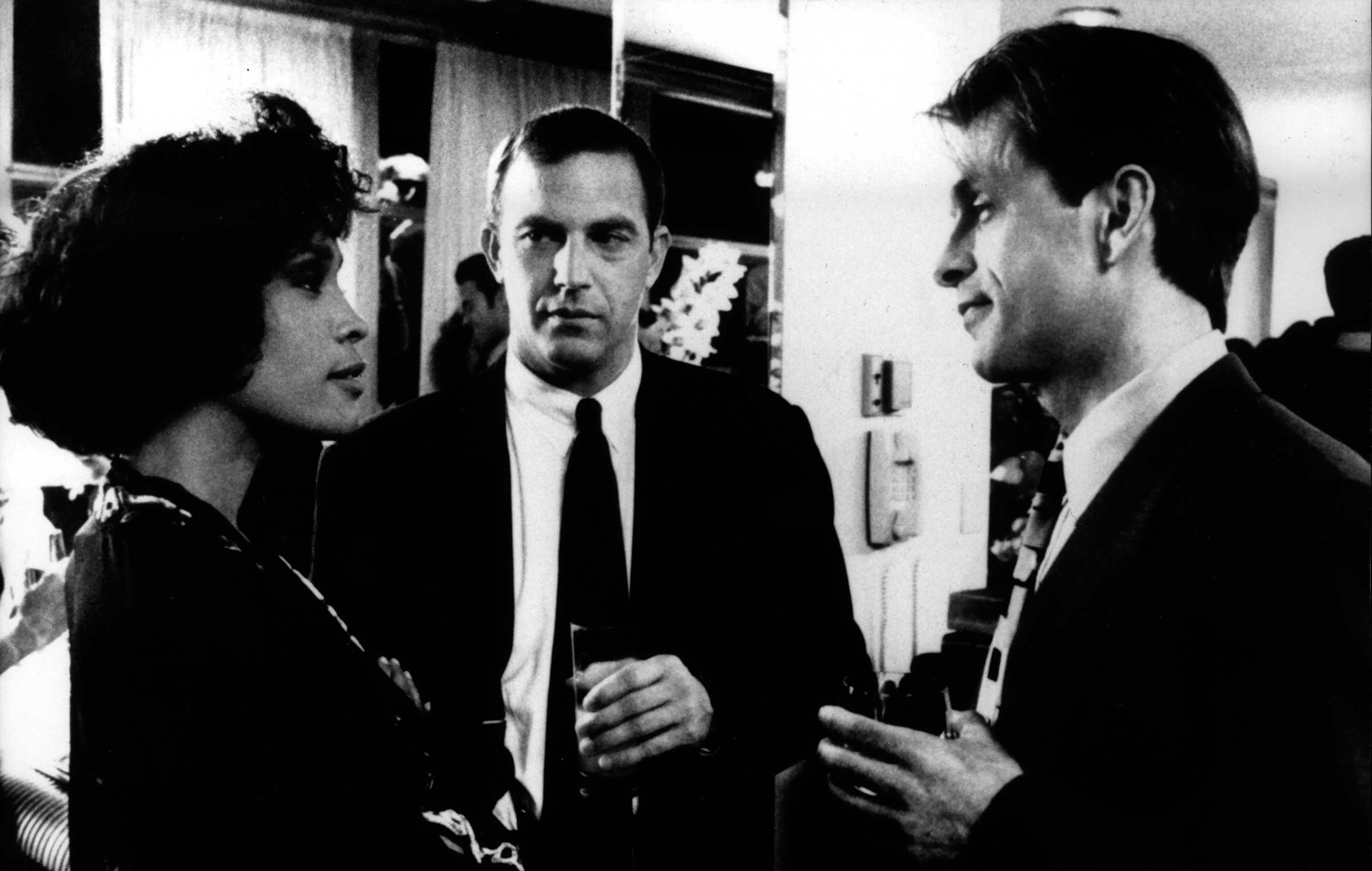 Whitney Houston, Kevin Costner, Tomas Arana THE BODYGUARD