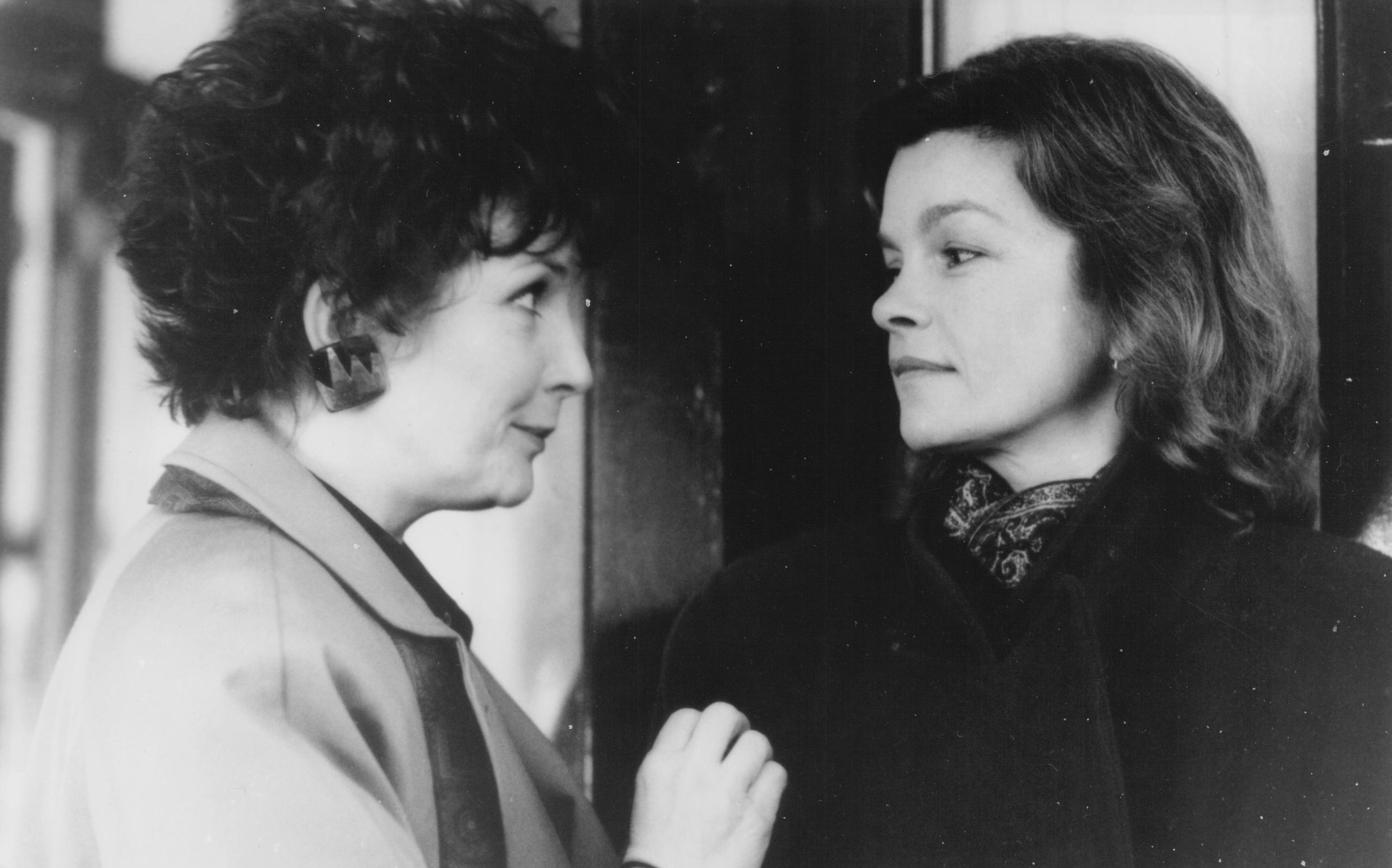 Still of Geneviève Bujold, Manuel Aranguiz and Monique Lepage in Les noces de papier (1990)
