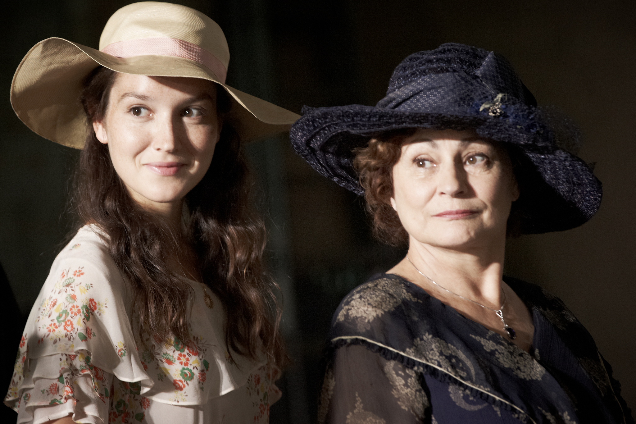 Still of Catherine Arditi and Anaïs Demoustier in Tereses nuodeme (2012)