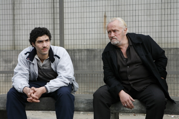Still of Niels Arestrup and Tahar Rahim in Un prophète (2009)