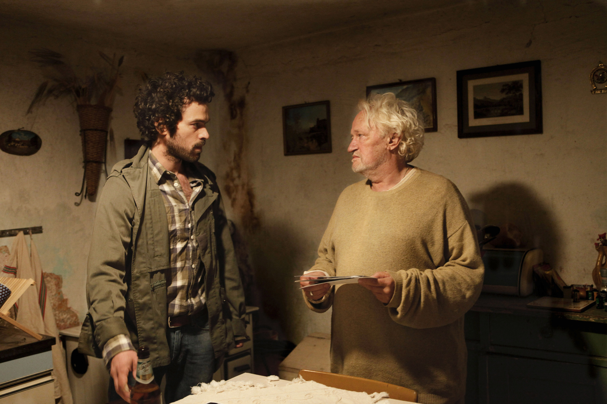 Still of Niels Arestrup and Romain Duris in L'homme qui voulait vivre sa vie (2010)