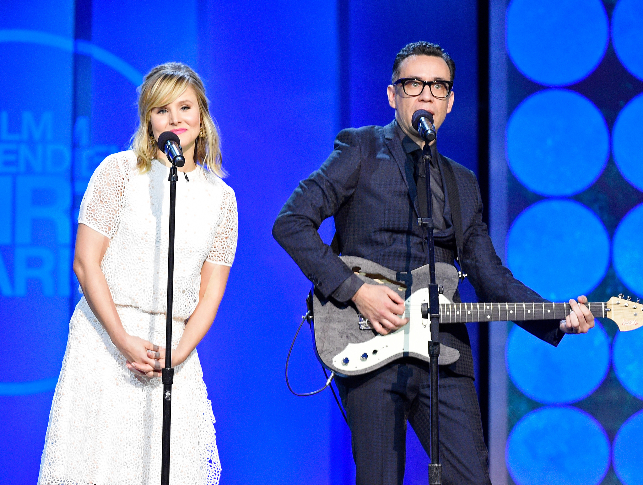 Fred Armisen and Kristen Bell at event of 30th Annual Film Independent Spirit Awards (2015)
