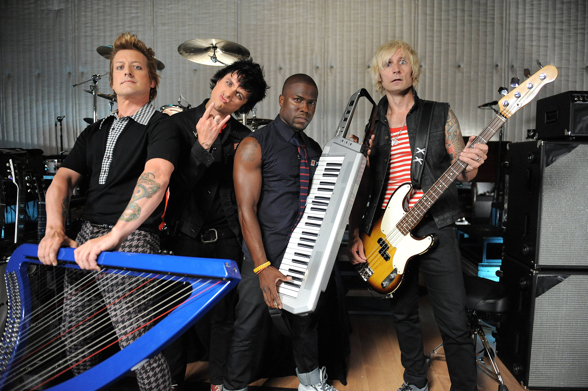 Still of Billie Joe Armstrong, Tre Cool, Mike Dirnt, Kevin Hart and Green Day in 2012 MTV Video Music Awards (2012)