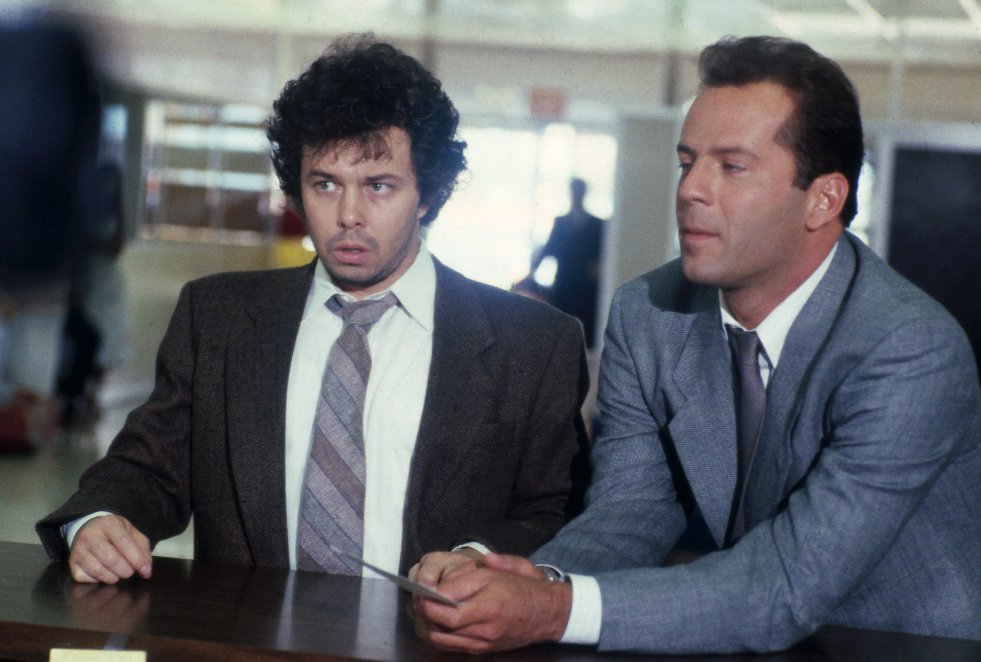 Still of Bruce Willis and Curtis Armstrong in Moonlighting (1985)