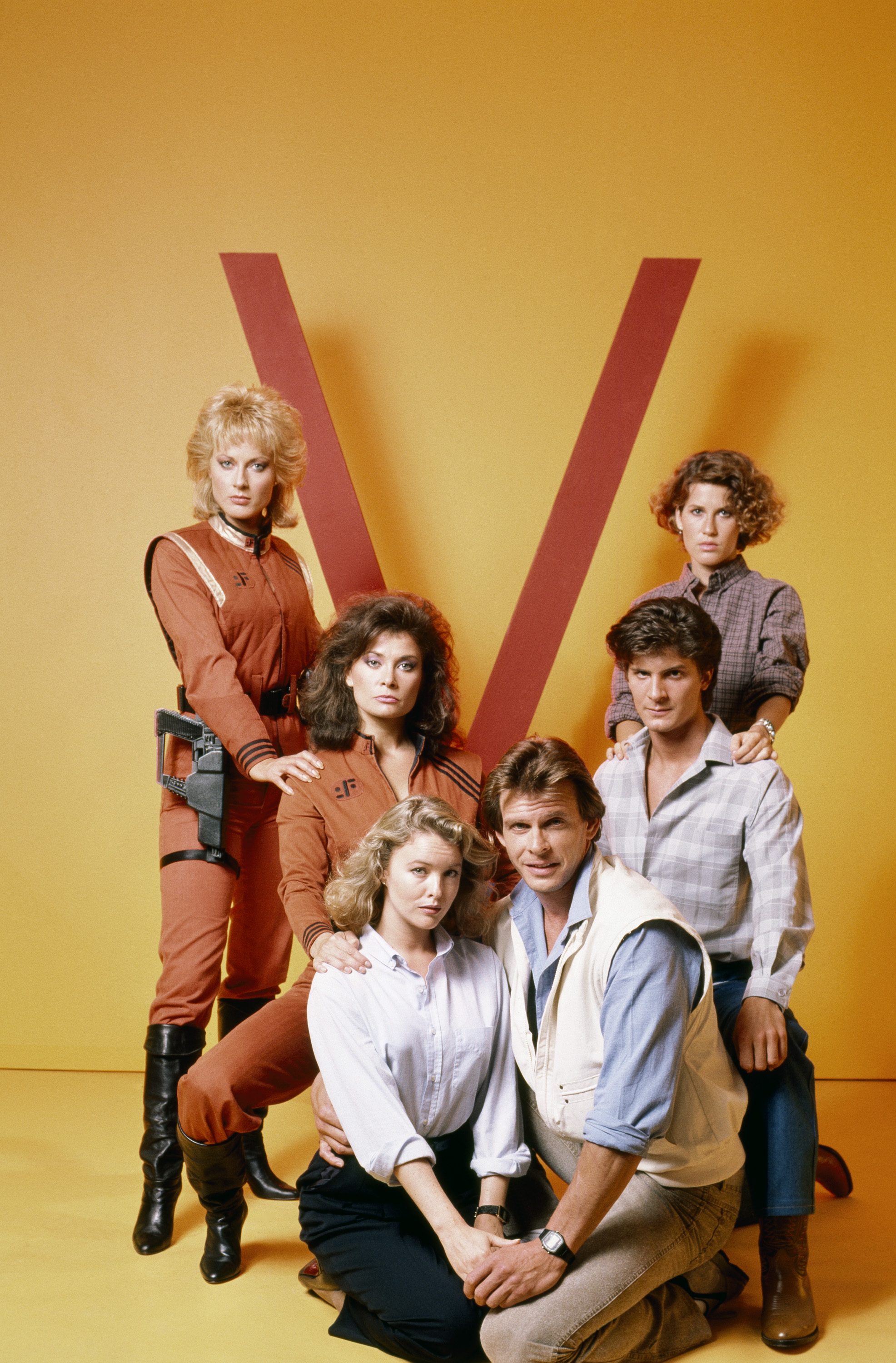 Still of Jane Badler, Marc Singer, Faye Grant, June Chadwick, Blair Tefkin and Jeff Yagher in V (1984)