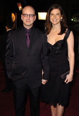 Steven Soderbergh and Jules Asner at event of Ocean's Twelve (2004)