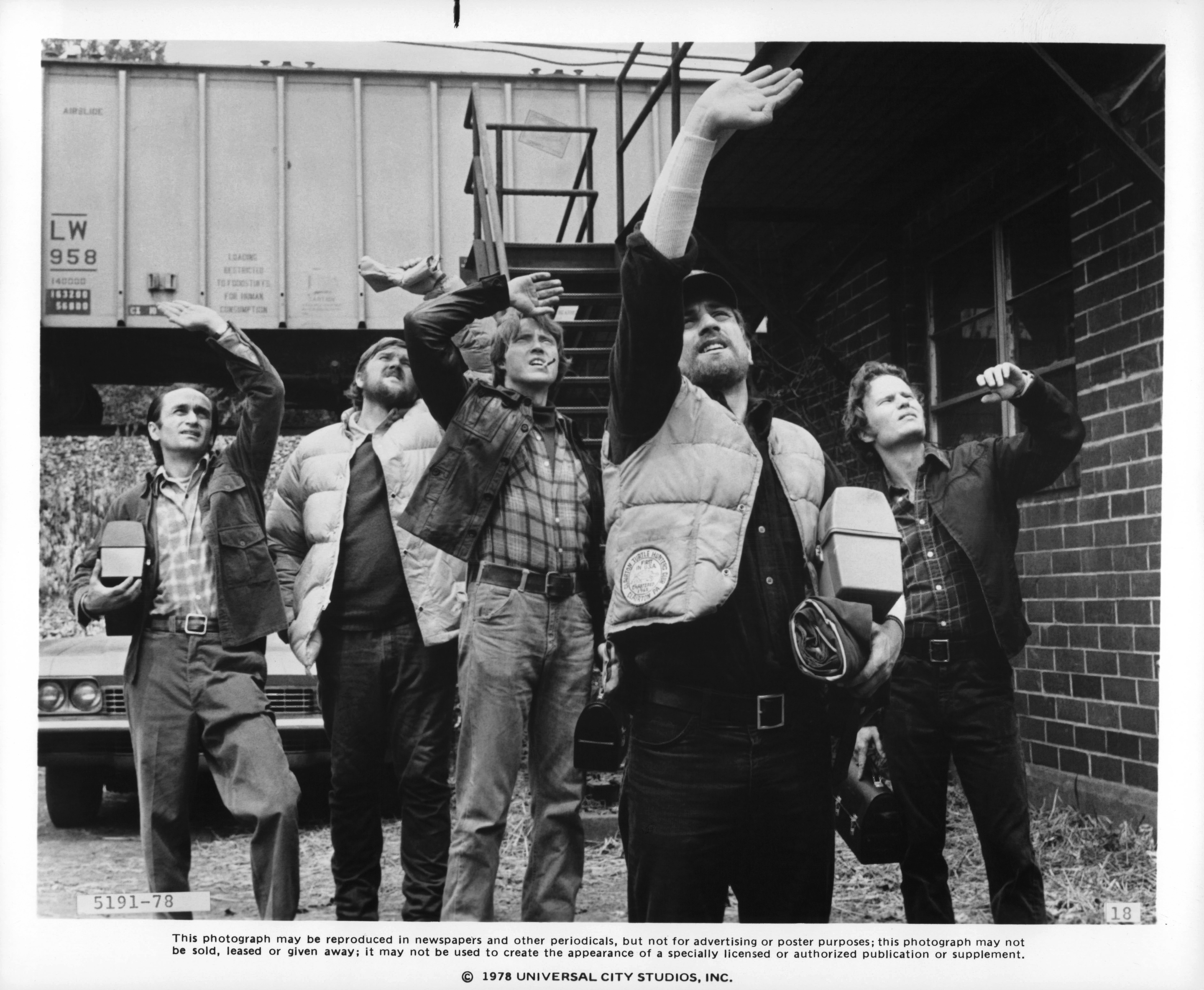 Still of Robert De Niro, Christopher Walken, John Cazale, John Savage and Chuck Aspegren in The Deer Hunter (1978)