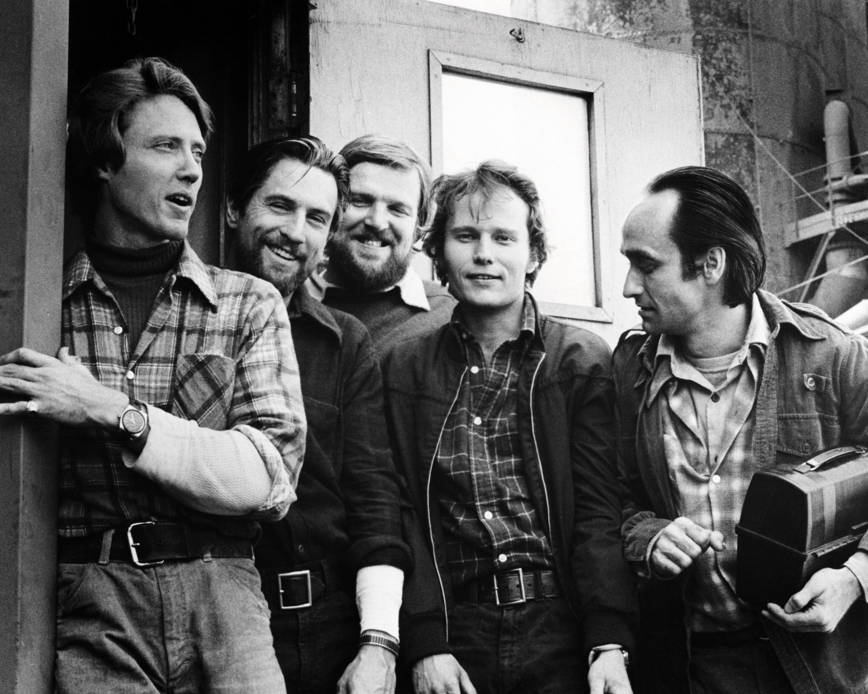 Still of Robert De Niro, Christopher Walken, John Cazale, John Savage and Chuck Aspegren in The Deer Hunter (1978)