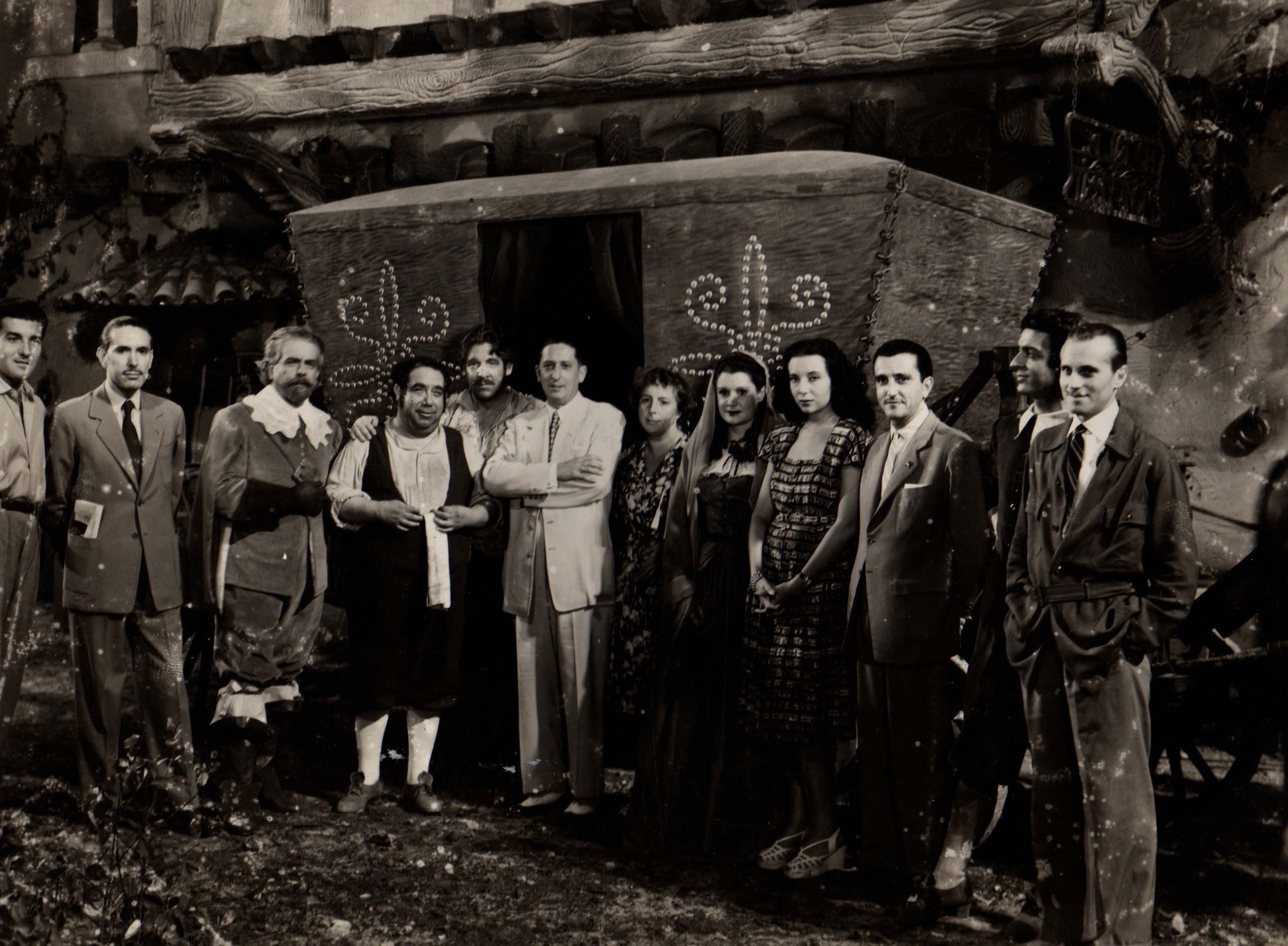 During the filming of Don Juan de Serrallonga (1949) (Ricardo Gascón)