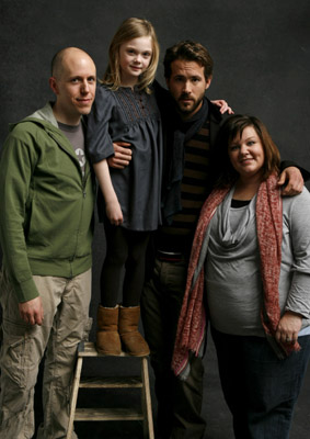 Ryan Reynolds, John August, Melissa McCarthy and Elle Fanning at event of The Nines (2007)