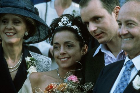 Still of Rosalind Ayres, Charlotte Coleman, Edin Dzandzanovic and Charles Kay in Beautiful People (1999)