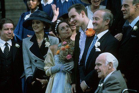 Still of Rosalind Ayres, Charlotte Coleman, Edward Jewesbury, Edin Dzandzanovic, Julian Firth and Charles Kay in Beautiful People (1999)