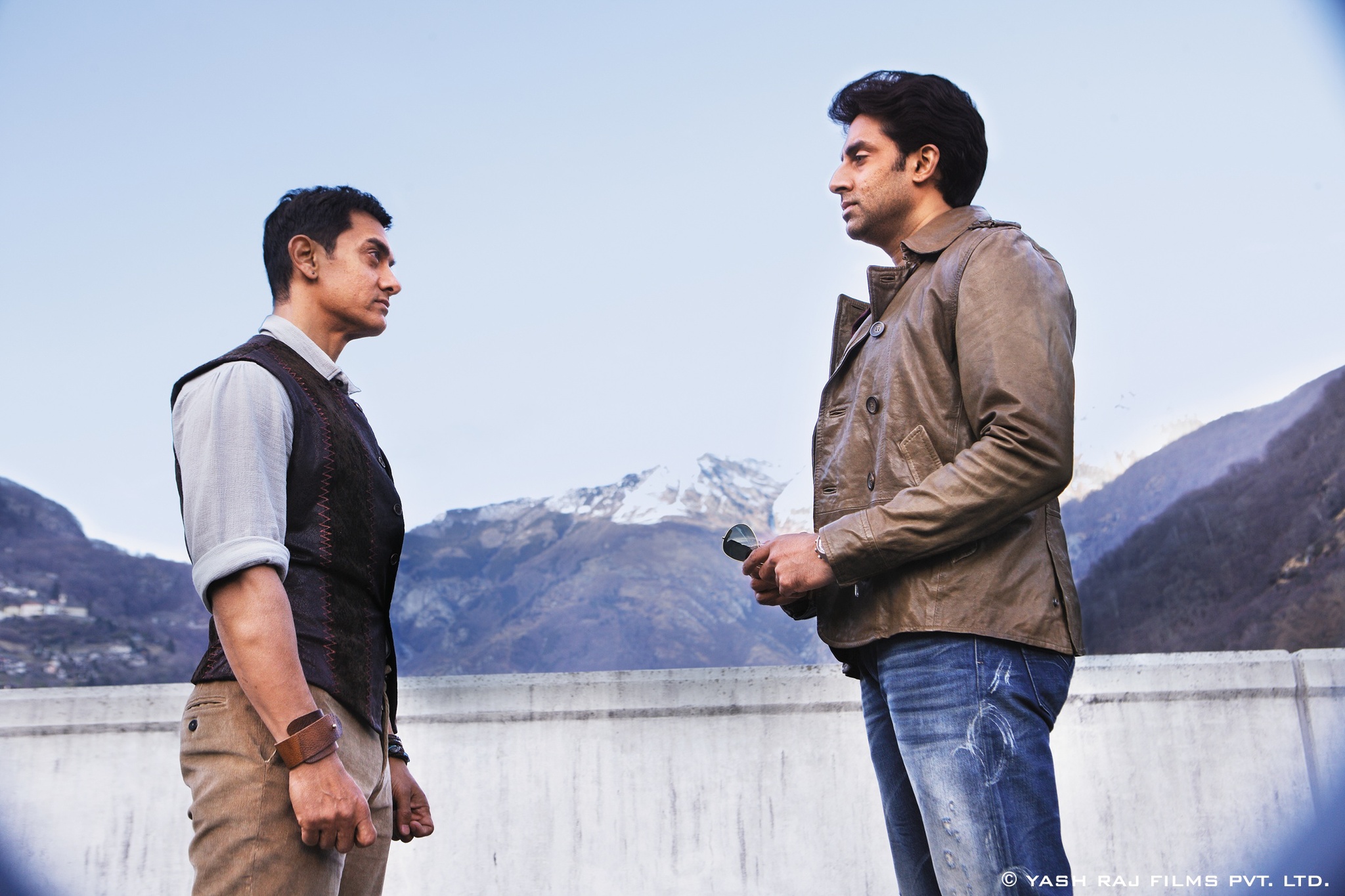 Still of Abhishek Bachchan and Aamir Khan in Dhoom: 3 (2013)
