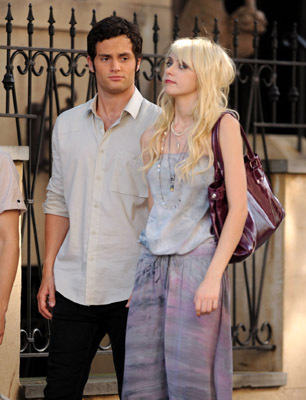 Penn Badgley and Taylor Momsen at event of Liezuvautoja (2007)