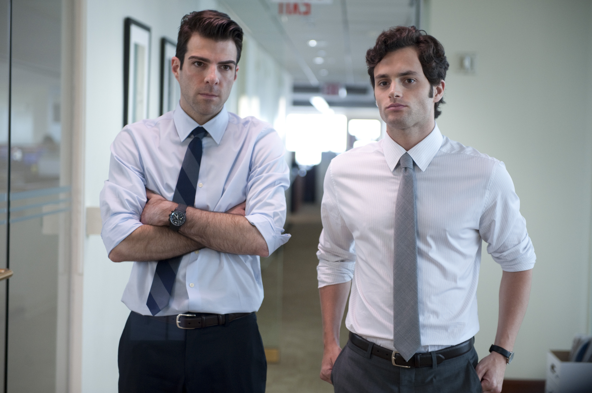 Still of Penn Badgley and Zachary Quinto in Rizikos riba (2011)