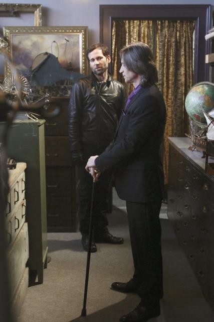 Still of Robert Carlyle and Eion Bailey in Once Upon a Time (2011)