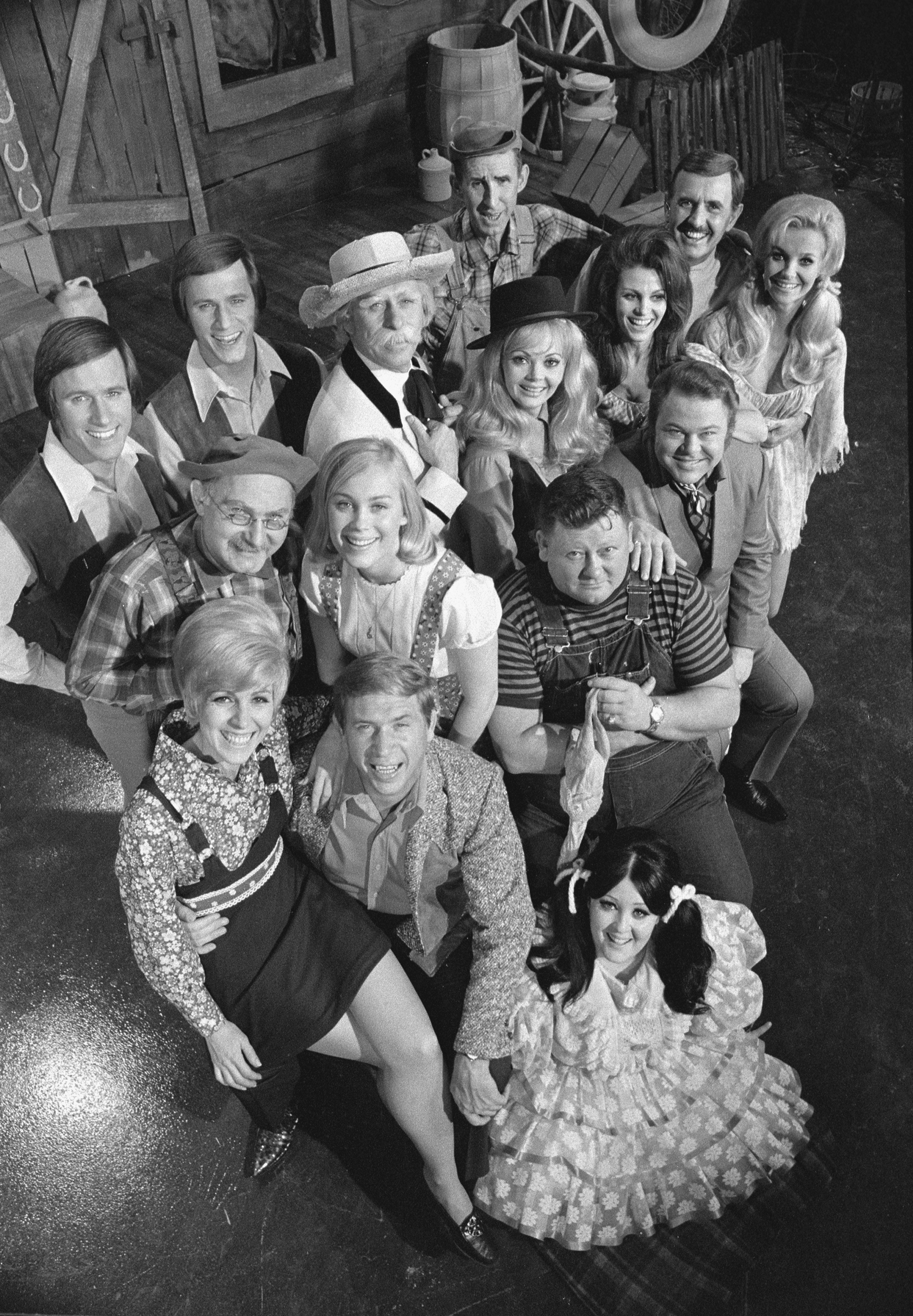 Still of Cathy Baker, Archie Campbell, Roy Clark, Jim Hager, Gunilla Hutton, Grandpa Jones, Buck Owens, Jeannine Riley, Lulu Roman, Junior Samples, Stringbean, Gordie Tapp and Mary Taylor in Hee Haw (1969)