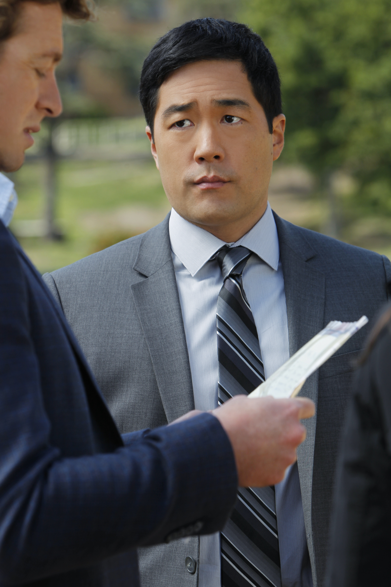 Still of Simon Baker and Tim Kang in Mentalistas (2008)