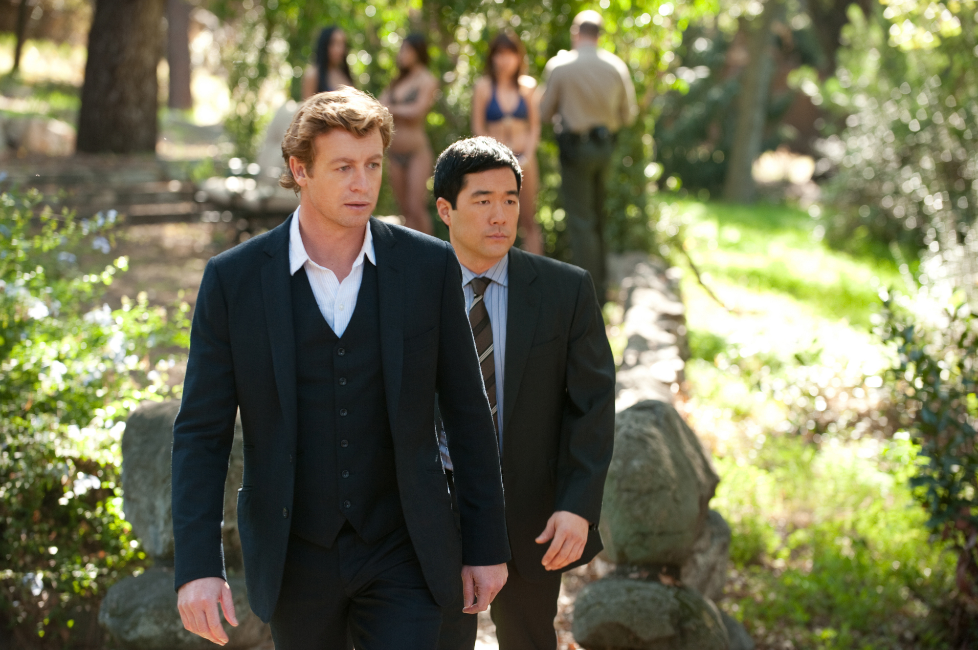 Still of Simon Baker and Tim Kang in Mentalistas (2008)