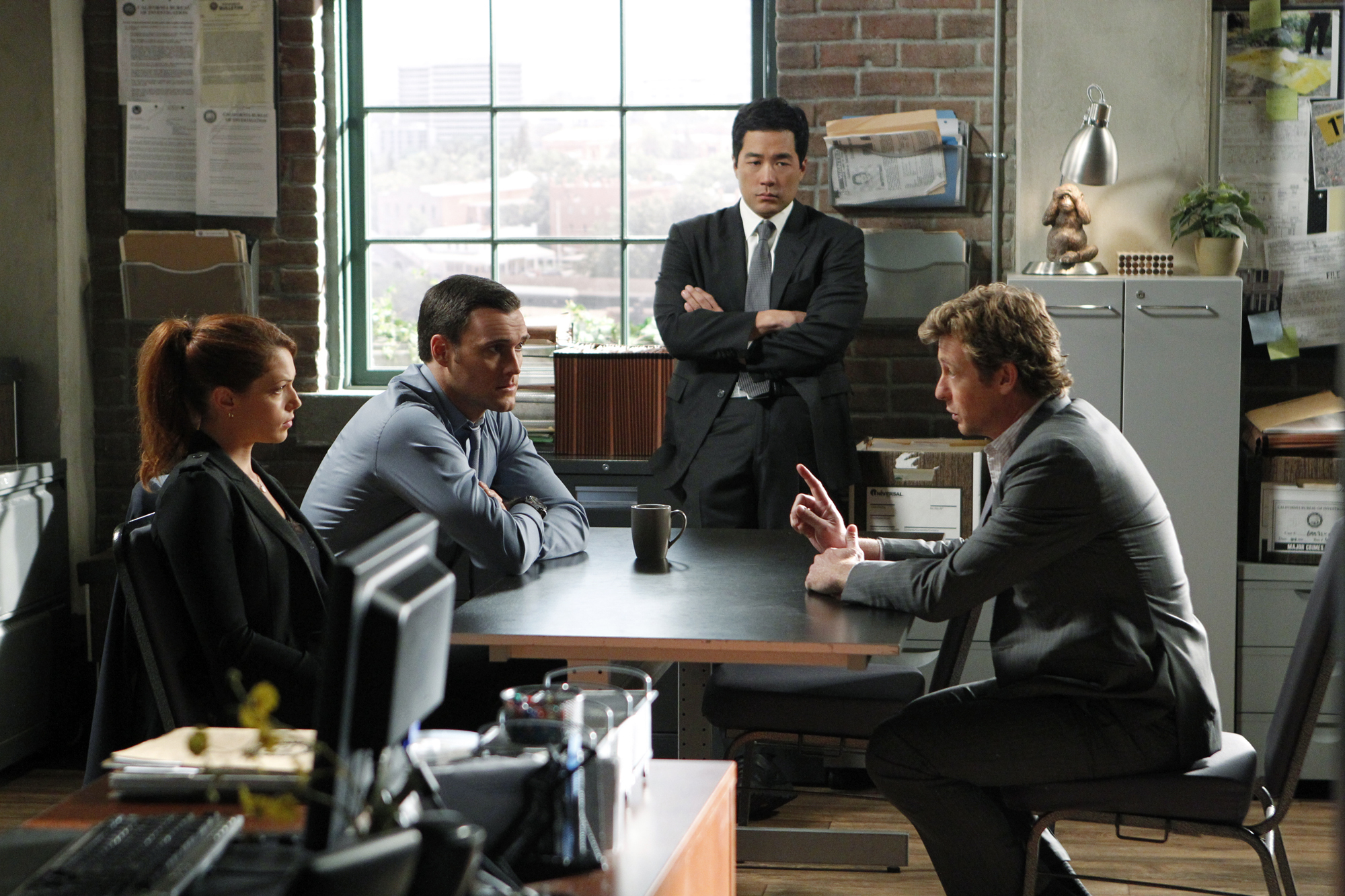 Still of Simon Baker, Amanda Righetti and Owain Yeoman in Mentalistas (2008)