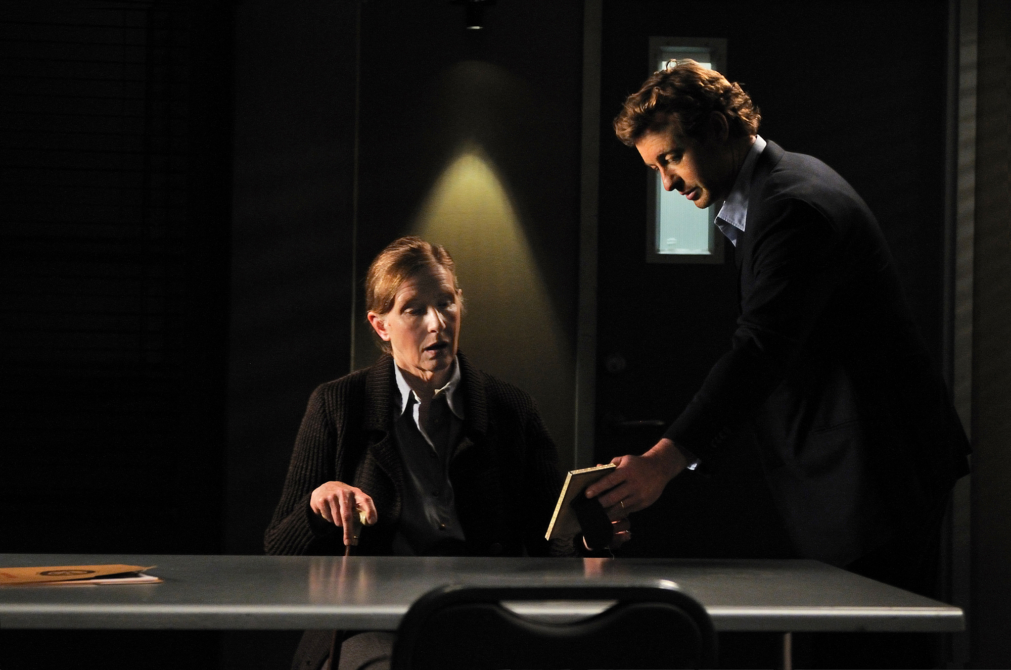 Still of Simon Baker and Frances Conroy in Mentalistas (2008)