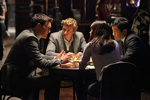 Still of Simon Baker, Tim Kang and Owain Yeoman in Mentalistas (2008)