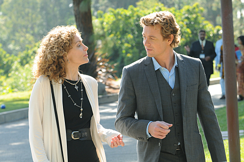 Still of Simon Baker and Leslie Hope in Mentalistas (2008)