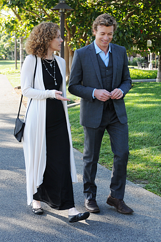 Still of Simon Baker and Leslie Hope in Mentalistas (2008)