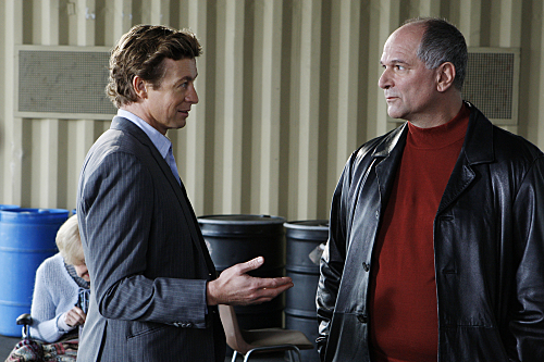 Still of Simon Baker and John Kapelos in Mentalistas (2008)