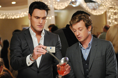 Still of Simon Baker and Owain Yeoman in Mentalistas (2008)