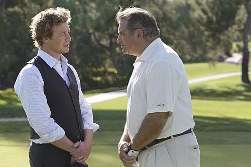 Still of Simon Baker and Dan Lauria in Mentalistas (2008)