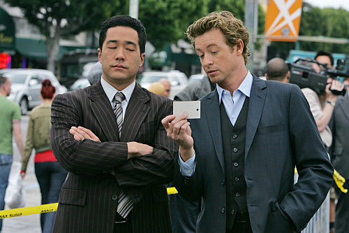 Still of Simon Baker and Tim Kang in Mentalistas (2008)