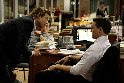 Still of Simon Baker and Tim Kang in Mentalistas (2008)