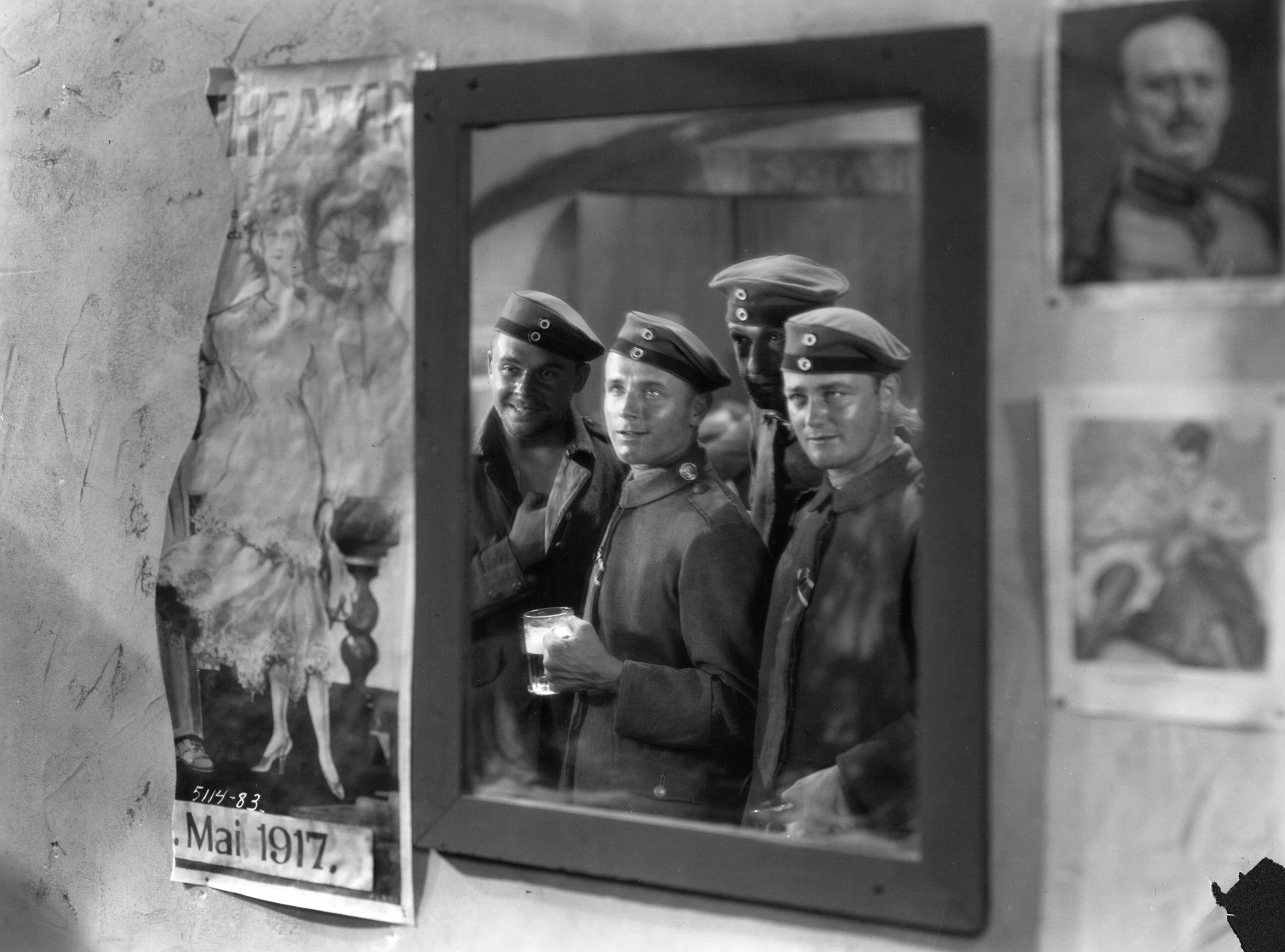 Still of Lew Ayres, William Bakewell and Scott Kolk in Vakaru fronte nieko nauja (1930)