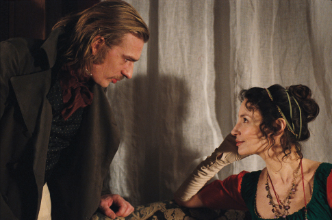 Still of Jeanne Balibar and Guillaume Depardieu in Ne touchez pas la hache (2007)