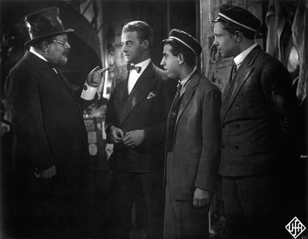 Still of Carl Balhaus, Emil Jannings and Roland Varno in Der blaue Engel (1930)