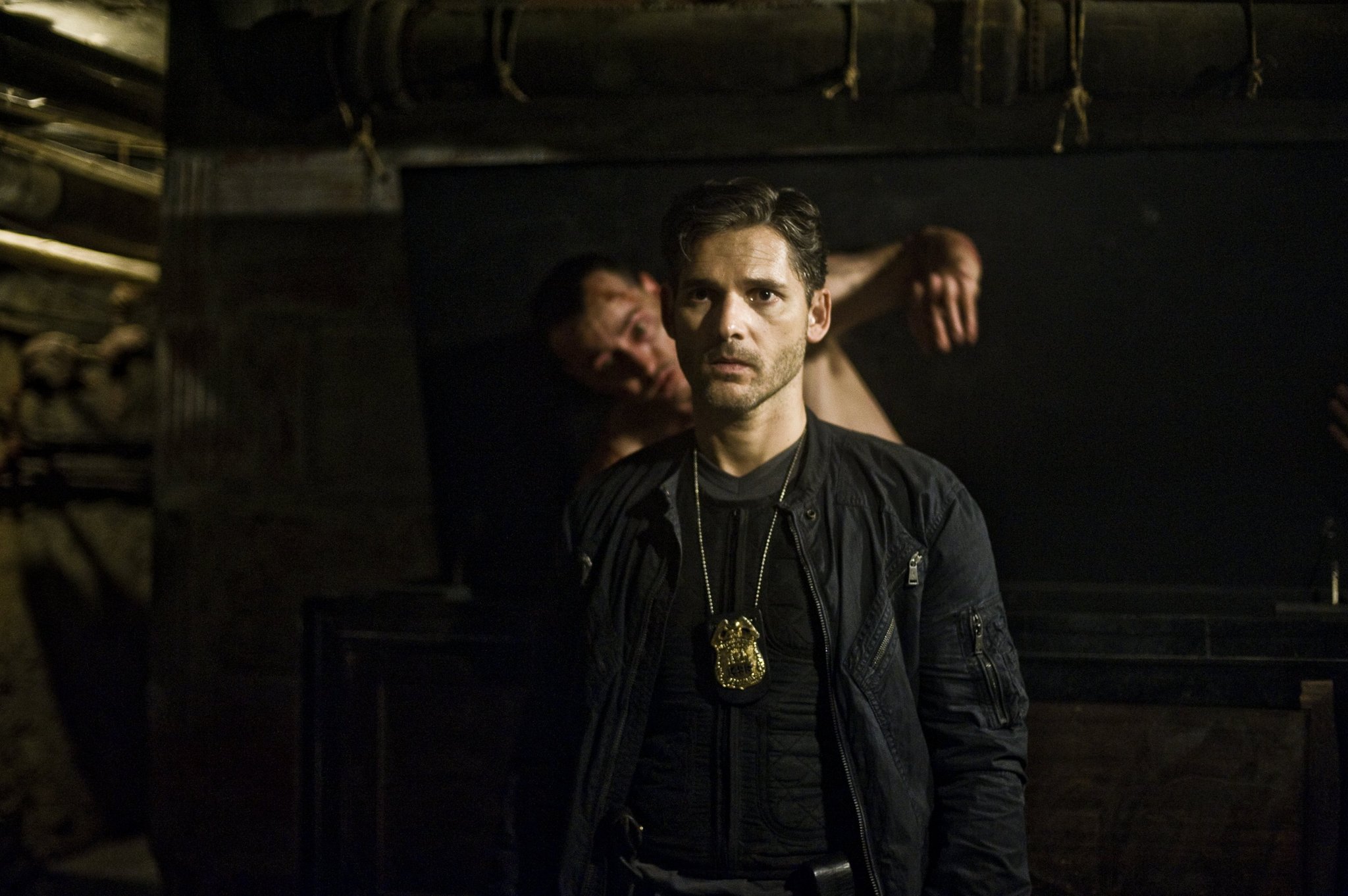 Still of Eric Bana and Chris Coy in Gelbek mus nuo pikto (2014)