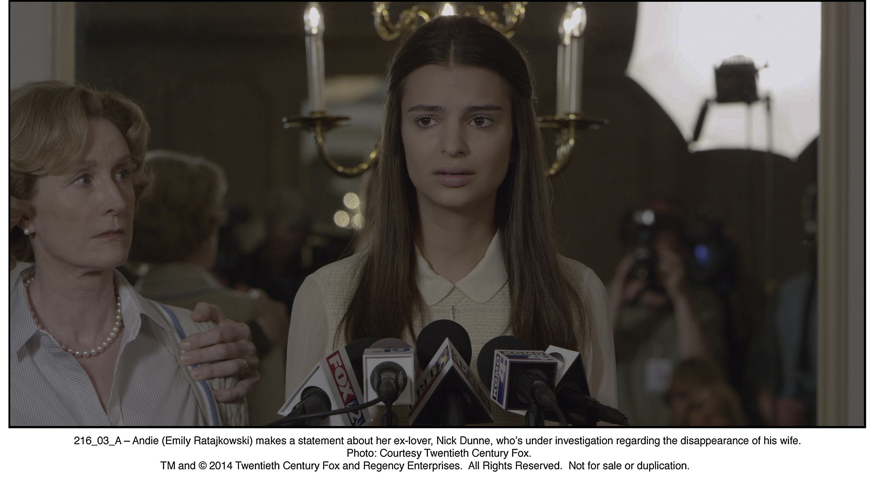 Still of Lisa Banes and Emily Ratajkowski in Dingusi (2014)