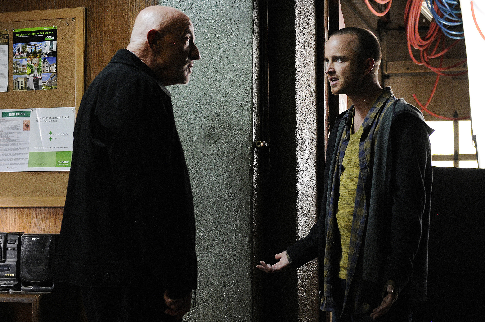 Still of Jonathan Banks and Aaron Paul in Brestantis blogis: Fifty-One (2012)