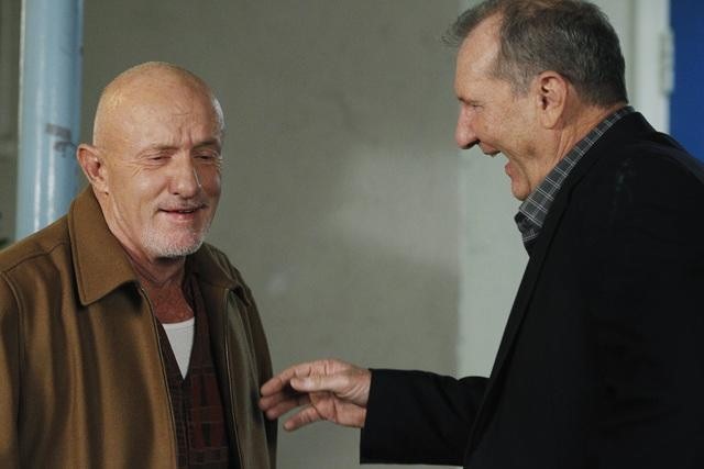 Still of Jonathan Banks and Ed O'Neill in Moderni seima (2009)