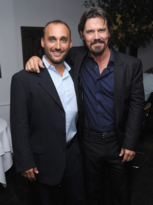 Josh Brolin and Amir Bar-Lev at event of The Tillman Story (2010)